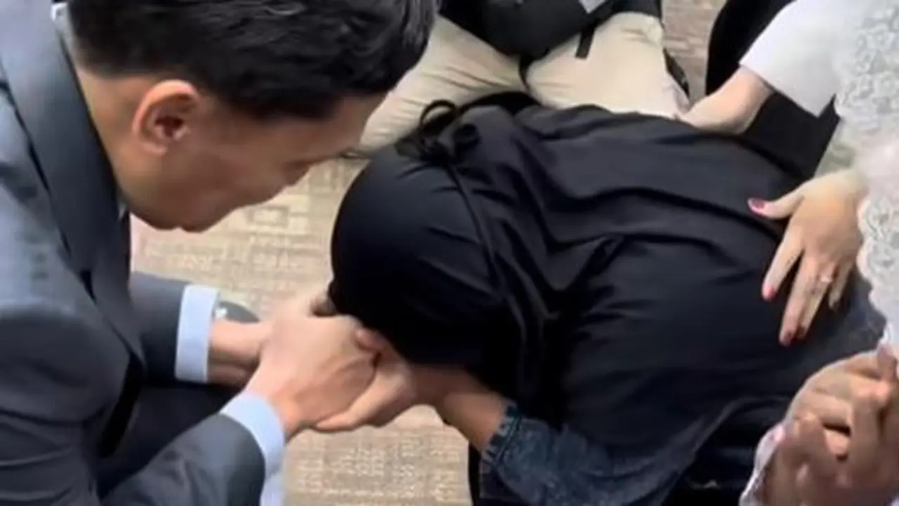 Dua orang tua yang anaknya sedang berperkara meminta bantuan ke Komisi III DPR sambil menangis dan bersujud.