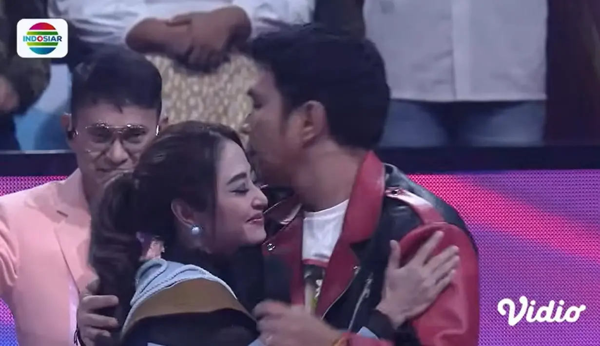 Depe lantas menceritakan bahwa saat jadi suaminya, Aldi Taher selingkuh hingga tiga cewek sekaligus. "Waktu itu selingkuh tiga cewek langsung," kata Depe. Depe pun langsung bangun dari duduknya dan kembali memeluk Aldi Taher. [Youtube/Indosiar]