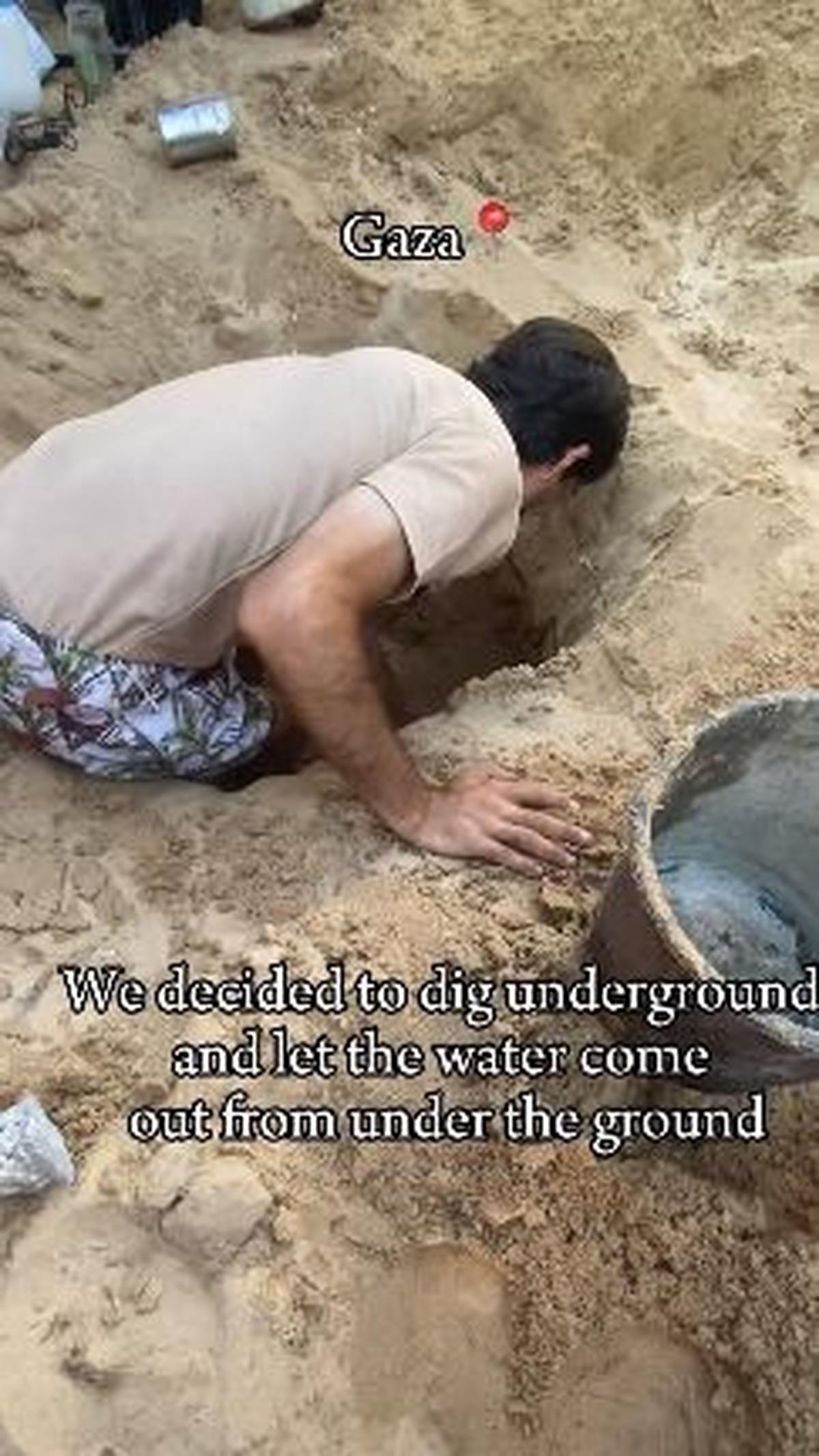 "Kami memutuskan untuk menggali tanah dan menunggu air keluar dari sumbernya," demikian dikutip dari keterangan video. <br>
