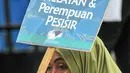 Nelayan perempuan saat mengelar demo menolak reklamasi teluk Jakarta di depan kantor DPRD DKI Jakarta, Kamis (28/1/2016). Mereka menyampaikan kekhawatirannya terhadap reklamasi yang bisa menyulitkan mencari ikan. (Liputan6.com/Yoppy Renato)