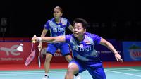 Ganda Putri Indonesia, Greysia Polii/Apriyani Rahayu saat bertanding melawan Mayu Matsumoto dan Ayako Sakuramoto dari Jepang pada perempat final Indonesia Open di Nusa Dua, Bali (26/11/2021). Greysia Polii/Apriyani menang usai bertarung selama 1 jam 16 menit. (Badminton Association of Indonesia/AFP)