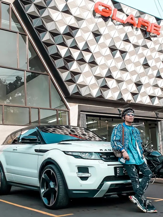 Gaya Atta Halilintar Bersama Mobil Mewahnya