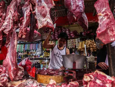 Aktivitas pedagang daging sapi di Pasar Kebayoran Lama, Jakarta saat melayani pembeli, Kamis (4/4/2024). (Liputan6.com/Angga Yuniar)