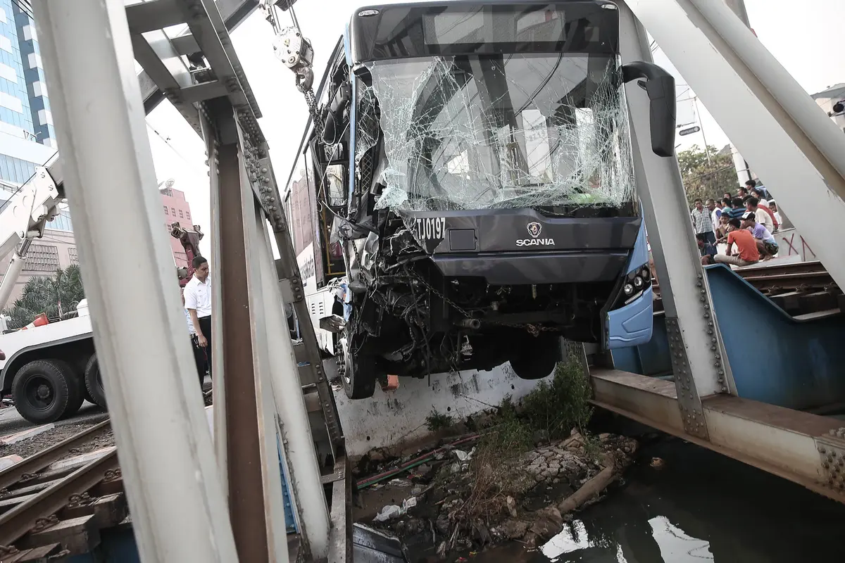 KA Tabrak Transjakarta