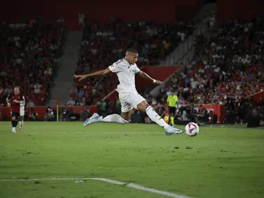 Penyerang Real Madrid Kylian Mbappe mengontrol bola saat bertandang ke markas Real Mallorca pada jornada 1 La Liga 2024/2025 di Mallorca Son Moix, Senin (19/08/2024) dini hari WIB. (AP Photo/Francisco Ubilla)