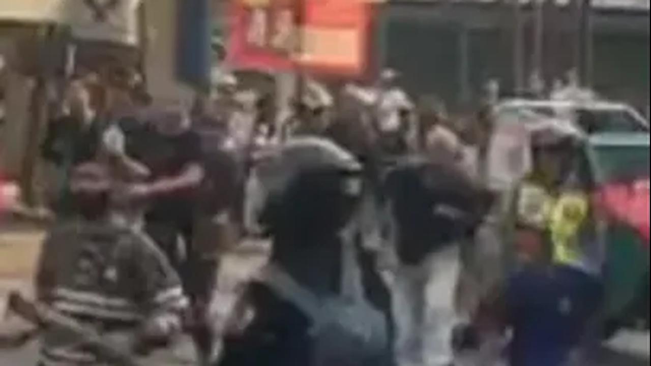Menurut Kapolda, kerusuhan tersebut merupakan masalah komunikasi antara dua organisasi massa tersebut. Dia meminta peristiwa itu tak dikait-kaitkan dengan masalah politik.<br>