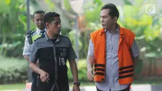 Bupati Hulu Sungai Tengah (nonaktif) Abdul Latif dikawal petugas untuk pemeriksaan di gedung KPK, Rabu (2/5). Abdul Latif diperiksa untuk melengkapi berkas kasus suap pembangunan RSUD Damanhuri Barabai, Kalimantan Selatan. (Merdeka.com/Dwi Narwoko)