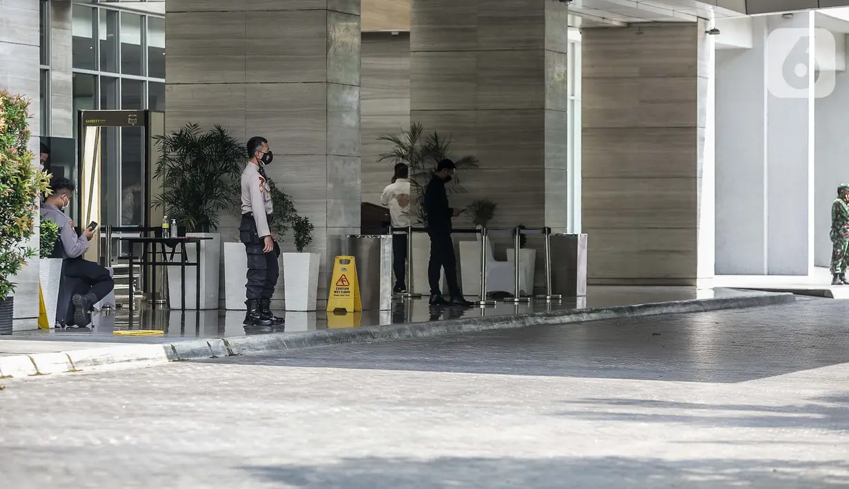 Aktivitas pengamanan di sekitar Hotel Holiday Inn, Gajah Mada, Jakarta, Minggu (25/4/2021). Satgas Penanganan COVID-19 menyiapkan Hotel Holiday Inn sebagai tempat karantina bagi 141 WNA khususnya asal India yang negatif COVID-19 untuk dipantau 14 hari ke depan. (Liputan6.com/Faizal Fanani)