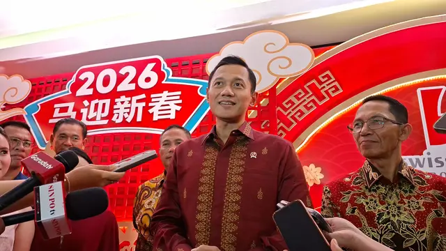 Menteri Koordinator Bidang Infrastruktur dan Pembangunan Kewilayahan (IPK), Agus Harimurti Yudhoyono ikut tradisi khas Tahun Baru Imlek, Lo Hei, di Swiss-belhotel Harbour Bay, Batam, Senin (16/2/2026) malam.
