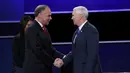 Cawapres Amerika Serikat (AS), dari Partai Demokrat Senator Tim Kaine dan dari Partai Republik, Mike Pence berjabat tangan sebelum dimulainya debat perdana cawapres AS di Longwood University di Virginia, Selasa (4/10). (REUTERS/Kevin Lamarque)