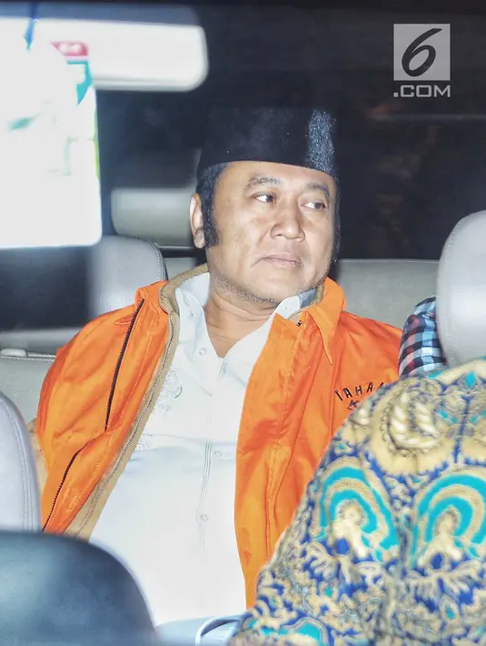 Bupati Lampung Selatan Zainudin Hasan berada di mobil tahanan seusai pemeriksaan di Gedung KPK, Jakarta, Jumat (27/7). KPK resmi menahan adik Ketum PAN Zulkifli Hasan itu selama 20 hari di Rutan Klas I Jakarta Timur cabang KPK (Liputan6.com/Faizal Fanani)