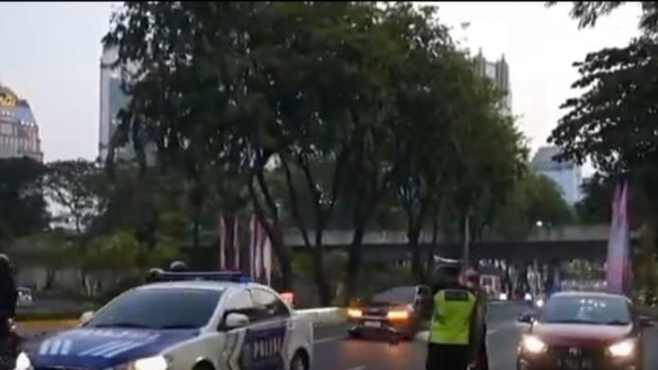 Dirlantas Polda Metro Jaya, Kombes Pol Latif Usman pun angkat bicara atas peristiwa itu. Dia mengatakan polisi yang berada di dalam mobil Patwal itu adalah anggotanya. Menurutnya peristiwa itu terjadi Rabu (6/9) sore.