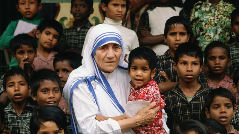 Bunda Teresa dikelilingi anak-anak