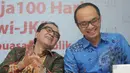 Politisi Golkar Tantowi Yahya berbincang dengan Direktur Eksekutif Charta politika Yunarto Wijaya (kanan) di sela-sela pemaparan hasil survei LSI di Jakarta, Senin (2/2). (Liputan6.com/Herman Zakharia)