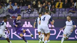 Pemain Fiorentina, Rolando Mandragora menembak bola dari kawalan pemain Lazio, Manuel Lazzari selama pertandingan lanjutan Liga Serie A Italia di Artemio Franchi Stadium di Florence, Italia, Senin 10 Oktober 2022. Dengan kemenangan ini, Lazio naik ke peringkat tiga klasemen dengan 20 poin. (Massimo Paolone/LaPresse via AP)