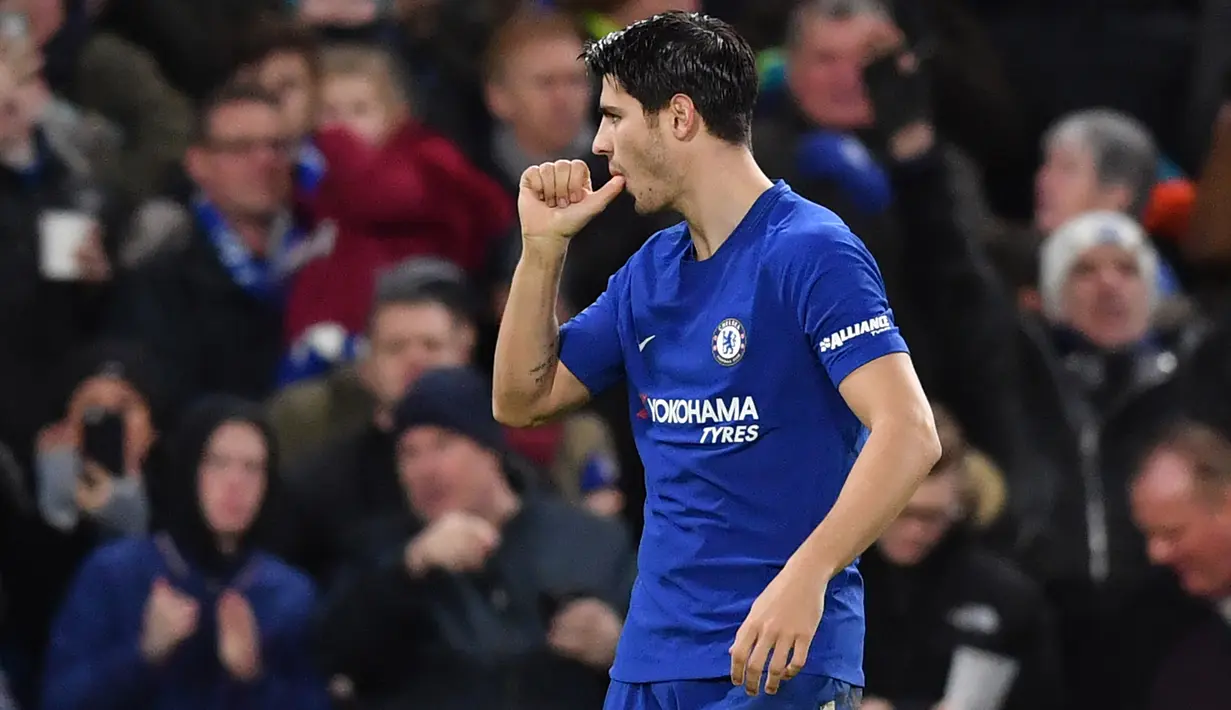 Gaya pemain Chelsea, Alvaro Morata merayakan gol saat melawan Brighton pada laga Premier League di Stamford Bridge, London, (26/12/2017). Chelsea menang 2-0. (AFP/Ben Stansall)