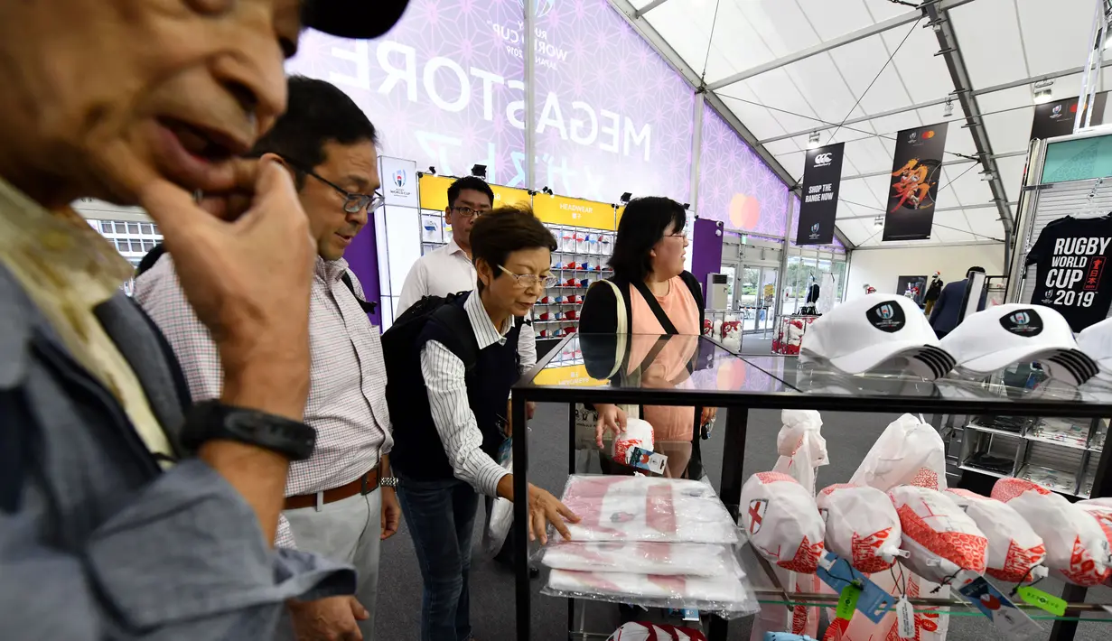Pengunjung melihat aksesoris rugby di Rugby World Cup 2019 Megastore di distrik Shinjuku yang ramai di Tokyo (8/10/2019). Rugby World Cup 2019 pertama kalinya diadakan di Asia, dan di luar pusat persatuan rugby tradisional. (AFP Photo/Kazuhiro Nogi)