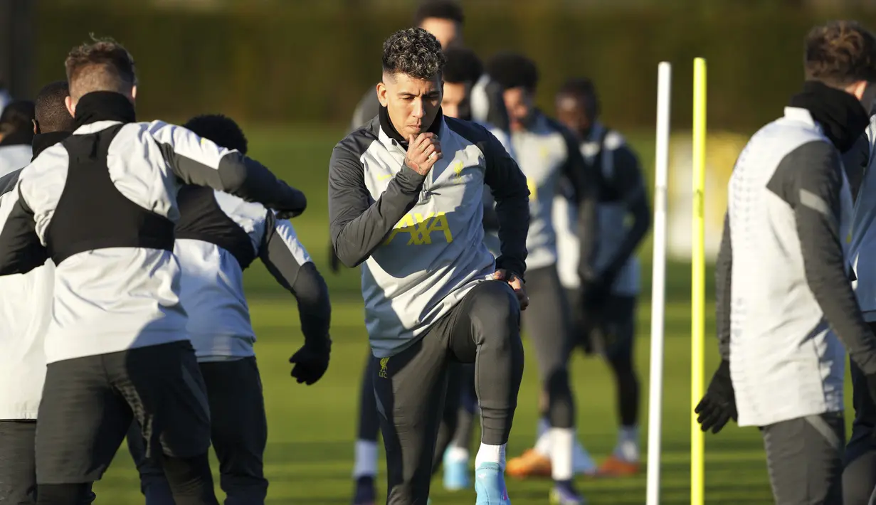 Penyerang Liverpool Roberto Firmino mengikuti sesi latihan jelang leg kedua babak 16 besar Liga Champions di AXA Training Centre, Senin (7/3/2022). Liverpool akan menyambut Inter Milan pada babak 16 besar Liga Champions di Anfield pada Rabu, 9 Februari 2022 dini hari WIB. (Peter Byrne/PA via AP)