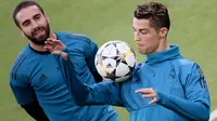 Striker Real Madrid, Cristiano Ronaldo, mengontrol bola saat latihan jelang laga Liga Champions di Stadion Allianz, Turin, Senin (2/4/2018). Real Madrid akan berhadapan dengan Juventus. (AFP/Marco Bertorello)