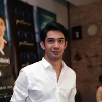 Saat dijumpai di kantor MD Picture, Jakarta Selatan baru-baru ini, aktor pemeran ‘Habibie & Ainun’ ini mengatakan tantangan yang dihadapi lantaran ia memerankan B.J Habibie ketika masih muda yang tentunya terdapat perbedaan. (Nurwahyunan/Bintang.com)