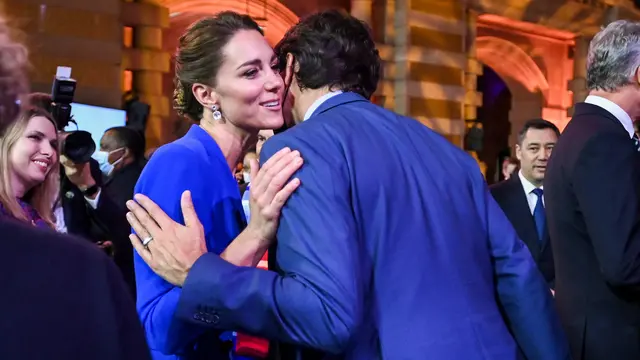 Kate Middleton dan PM Kanada Justin Trudeau cipika-cipiki di resepsi COP26 di Glasgow.