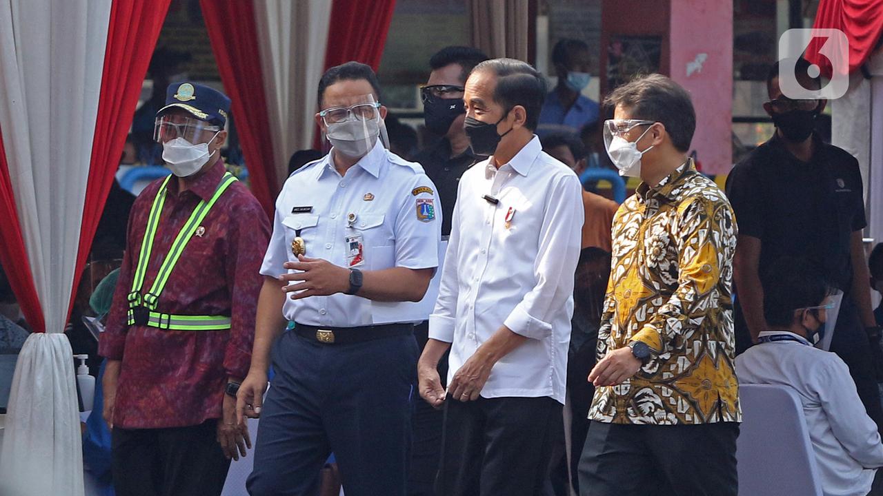 FOTO: Jokowi Tinjau Vaksinasi COVID-19 Massal di Terminal Kampung Rambutan