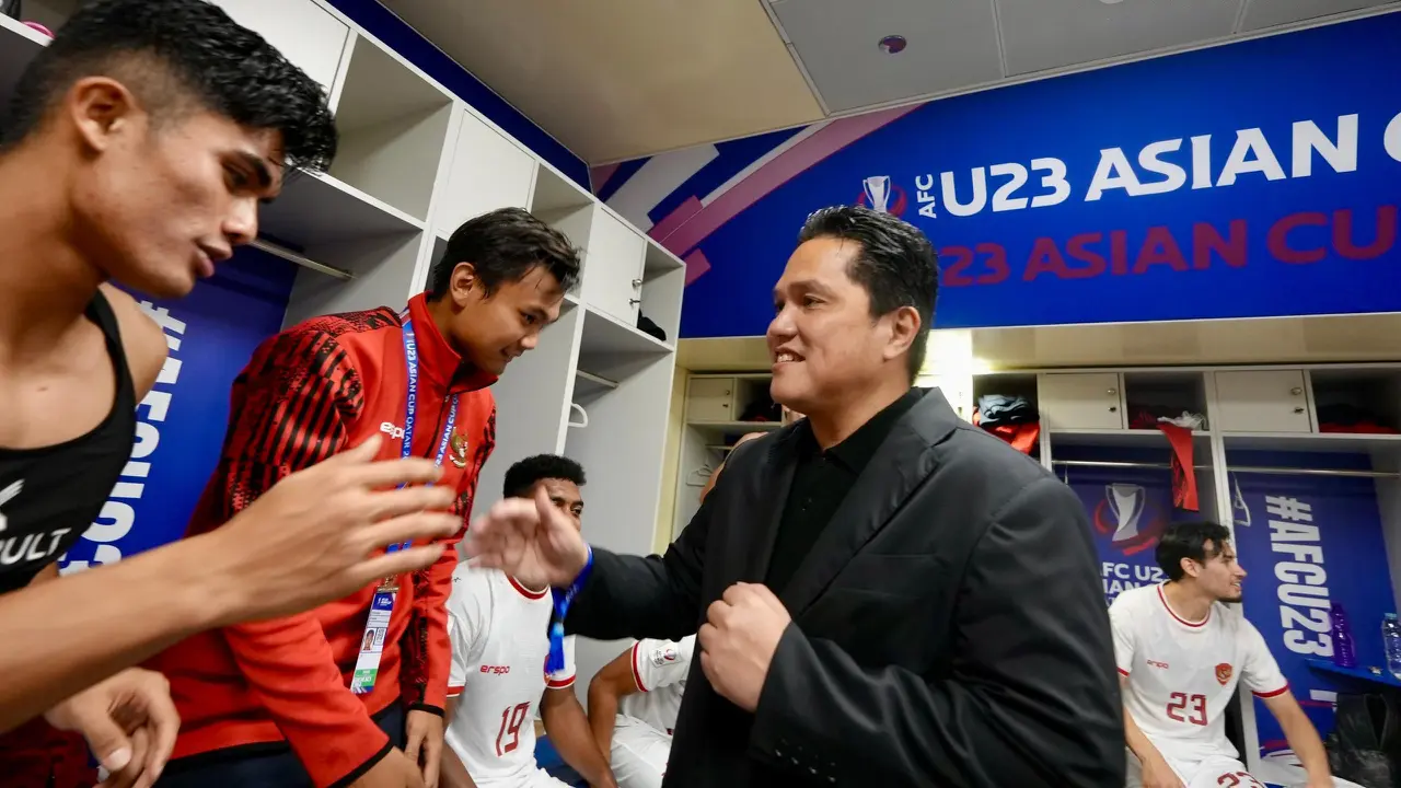 Ketua Umum PSSI Erick Thohir dan Pemain Timnas Indonesia U-23 di Piala Asia U-23 2024
