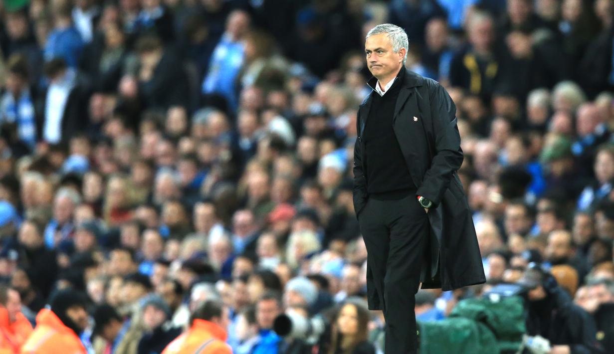 1. Pesangon - Pemberikan kontrak baru pada bulan Januari membuat Mou menjadi satu dari pelatih dunia dengan bayaran terbesar. Biaya yang harus dikeluarkan MU cukup besar jika memecat Mourinho. (AFP/Lindsay Parnaby