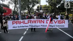 Mereka mendesak Presiden Joko Widodo atau Jokowi untuk merevisi sejumlah undang-undang Kementerian Ketenagakerjaan terkait penempatan PMI di luar negeri. (Liputan6.com/Faizal Fanani)