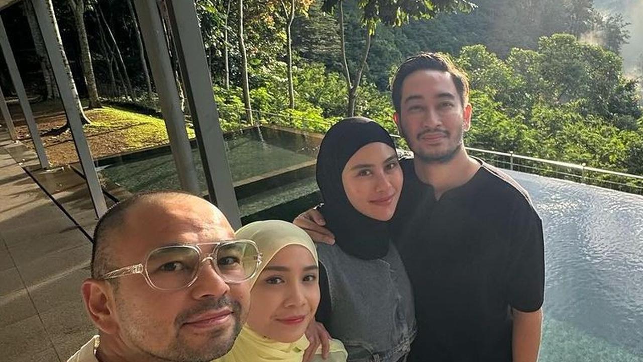 Potret kompak Nagita Slavina dan Syahnaz dengan hijab. Banyak warganet memuji penampilan keduanya terlihat lebih cantik. Tak sedikit pula yang mendoakan agar Gigi, Caca, Syahnaz dan Nisya bisa istiqomah.