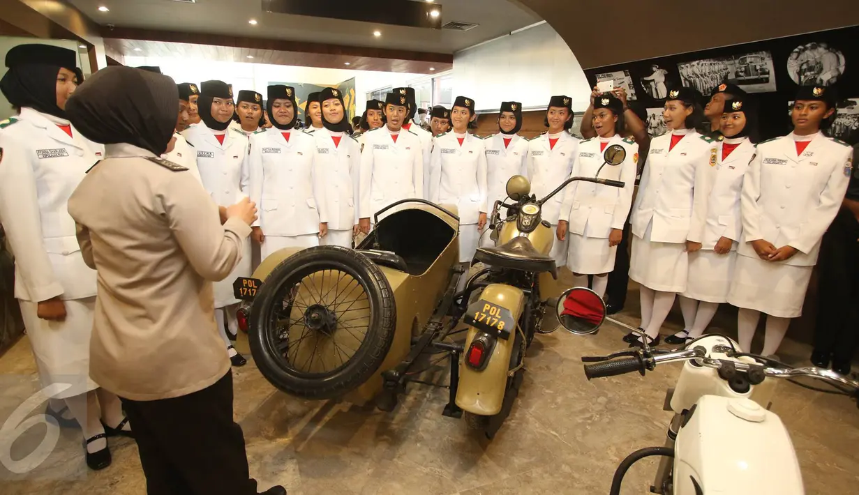 Pasukan pengibar bendera pada HUT RI ke-71 mengunjungi Museum Polri, Jakarta, (19/8). 68 anggota Paskibraka dari 34 provinsi tersebut mengunjungi kompleks Mabes Polri untuk mengetahui gambaran sejarah dan kinerja polisi. (Liputan6.com/Immanuel Antonius)