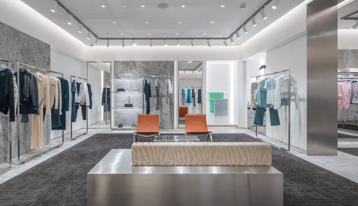 Givency hadirkan sebuah etalase ideal yang estetik dan modern. Area toko seluas 251 meter persegi ini menyuntikkan warisan keanggunan khas rumah mode Paris dengan energi segar dan klasisisme yang diperbarui. [ Foto: dok Givenchy.]