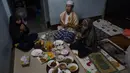 Sebuah keluarga Muslim Thailand berdoa sebelum berbuka puasa di ruang tamu rumah mereka di Bangkok, pada 28 April 2020. Banyak tempat ibadah ditutup guna membendung penyebaran Virus Corona COVID-19 ketika Umat Muslim di seluruh dunia menyambut bulan suci Ramadan. (AP Photo/Gemunu Amarasinghe)