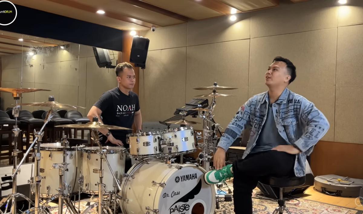 Iqbal yang juga seorang drummer begitu terkesima saat melihat studio Rio Alief.&nbsp;<br>