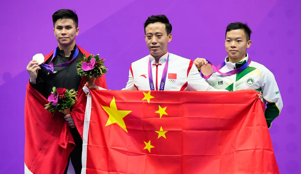 Medali emas disabet wakil tuan rumah, Sun Peiyuan, yang mendapatkan skor 9,840. (AP Photo/Vincent Thian)
