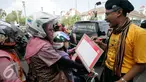 Komunitas Gerakan Literasi Aksara Jawa membagikan kalender berhuruf Jawa kepada pengunjung pada peringatan Hari Aksara Internasional ke-50 di Titik Nol km, Yogyakarta, Kamis (8/9). (Liputan6.com/ Boy Harjanto)