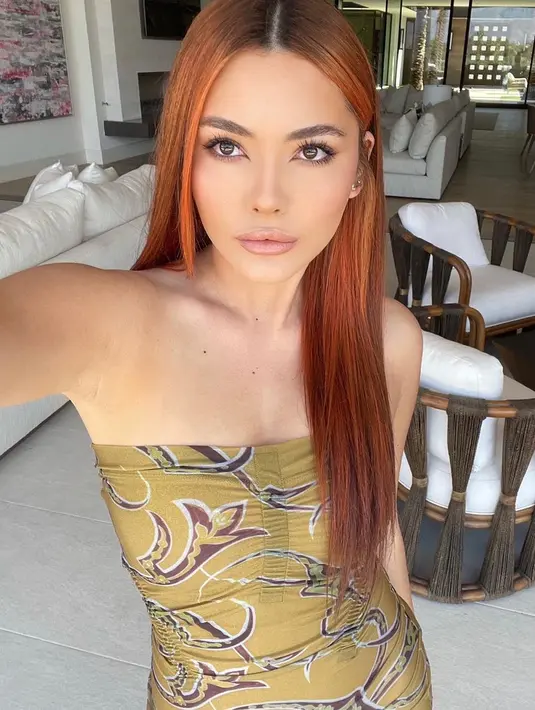 Seperti gadis seumurannya, gaya fashionnya terlihat trendi dan masa kini.