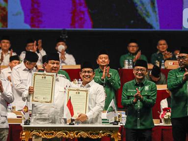 Ketua Umum Partai Gerindra Prabowo Subianto dan Ketua Partai Kebangkitan Bangsa (PKB), Muhaimin Iskandar menunjukkan dokumen kesepahaman saat deklarasi koalisi dalam Rapimnas Gerindra di SICC, Sentul, Kabupaten Bogor, Jawa Barat, Sabtu (13/8/2022). Partai Gerindra dan PKB secara resmi menyatakan berkoalisi untuk pemilu 2024. (Liputan6.com/Faizal Fanani)