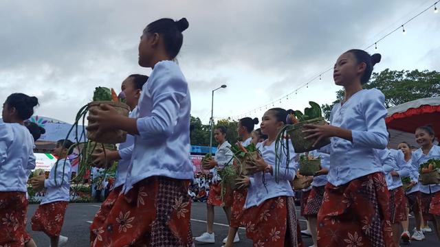 Sandiaga Uno Buka Tomohon International Flower Festival 2023, Manfaatkan Jutaan Bunga Krisan untuk Parade Kendaraan Hias