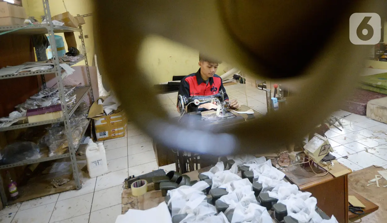 Pekerja sedang menyelesaikan produksi home industri sepatu wanita pesanan pembeli di Pamulang, Tangerang Selatan, Banten,  Rabu (14/10/2020). Pada masa pandemi ini pemesanan sepatu turun 40 persen dibandingkan sebelum Covid-19. (merdeka.com/Dwi Narwoko)