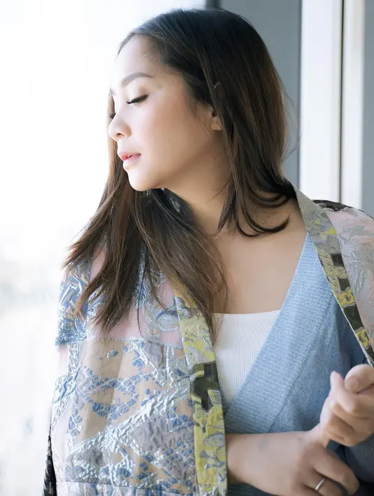 Rambutnya yang panjang sebahu dibiarkan tergerai. Warna rambut Nagita yang sedikit kecokelatan dan dibelah tengah dengan gaya paling sederhana ini justru mampu membingkai wajahnya dengan sangat baik, sesuai dengan tone kulitnya. Foto: Instagram.