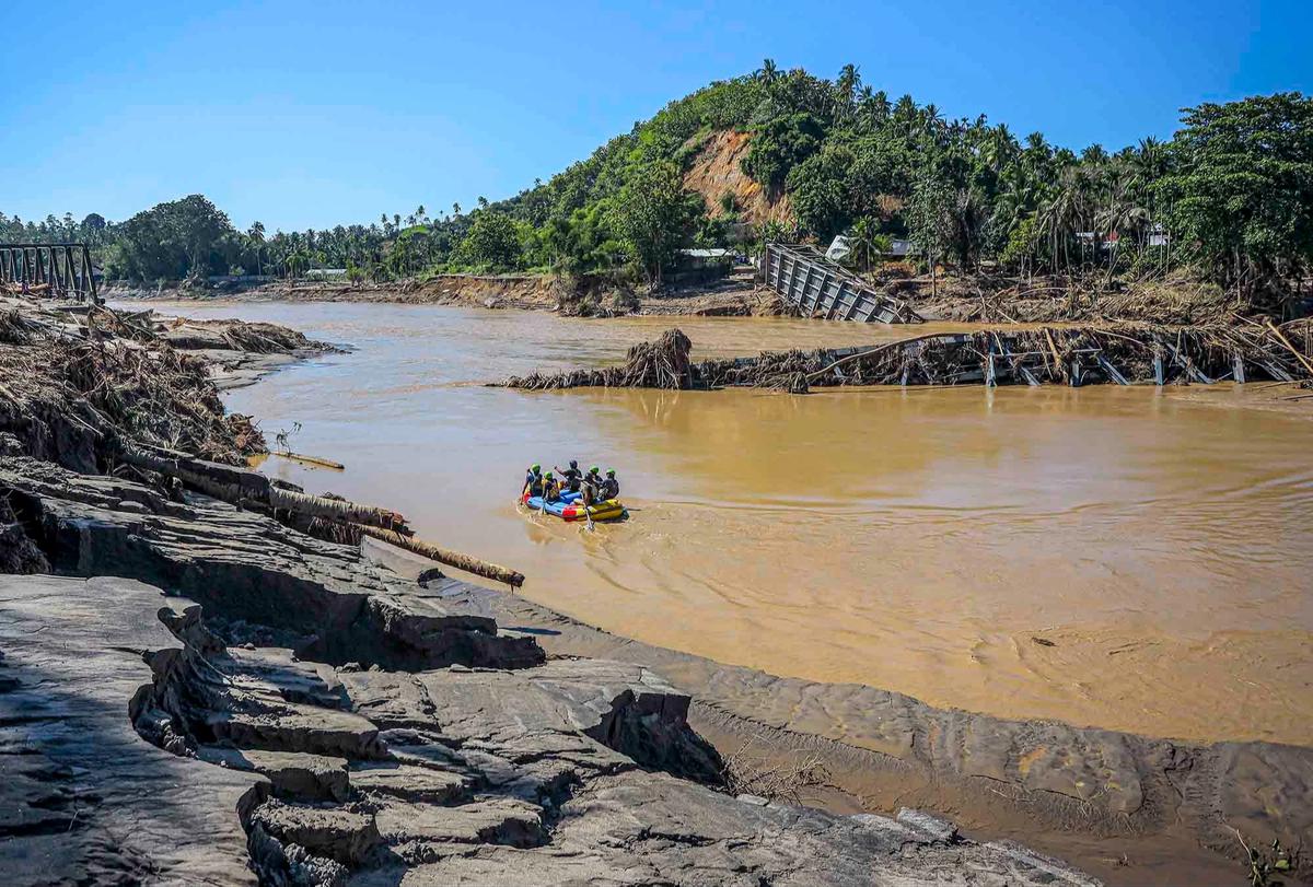FOTO: Beratnya Evakuasi Korban Banjir Bandang di Bireuen, Aceh
