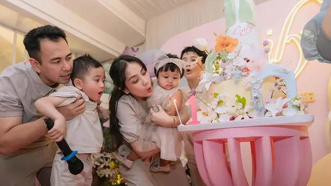 10 Potret Kemeriahan Momen Ulang Tahun Baby Lily Anak Raffi Ahmad dan Nagita Slavina di Rumah Andara, Kompak Pakai Baju Serba Krem