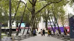 Orang-orang berjalan di bawah tongkat raksasa untuk peringatan 20 tahun film Harry Potter and the Philosopher's Stone di Leicester Square, London, Rabu (13/10/2021). Instalasi terdiri dari sembilan tongkat setinggi 15 kaki yang mewakili sembilan karakter kunci dari film. (AP Photo/Alberto Pezzali)