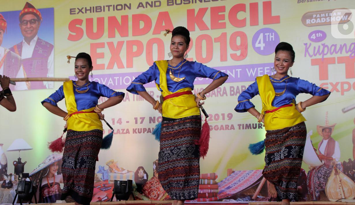 Tarian tradisional iringi Sunda Kecil Expo dalam Festival Menipo di Kupang, NTT, Kamis (14/11/2019). Menipo merupakan taman wisata alam (TWA) yang dikelola langsung oleh Kementerian LHK yang akan menjadi lokasi wisata alam baru di pulau Timor. (Liputan6.com/HO/Purew)