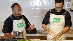 Chef Norman Ismail dan Gun Gun memasak beberapa menu sehat seperti “Apel Salad Saus Madu” dan “Sate Ayam Kuah Soto Betawi” dengan Knorr Mushroom kaldu bubuk tanpa MSG di di sela-sela peluncuran Knorr Mushroom & Vegetable Seasoning, di Jakarta. (Liputan6.com/HO/Ading)
