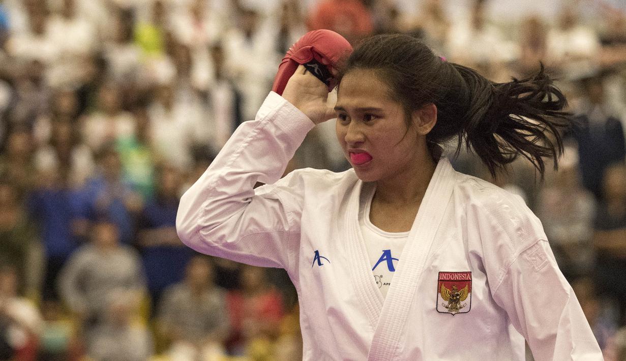 Karateka Indonesia, Ceyco Georgia Zefanya tampak kesakitan terkena pukul saat final nomor Junior Kumite 59+ kg pada Kejuaraan Dunia Karate Junior, Cadet dan U-21 di ICE BSD, Tangerang, Jumat (13/11/2015). (Bola.com/Vitalis Yogi Trisna) 