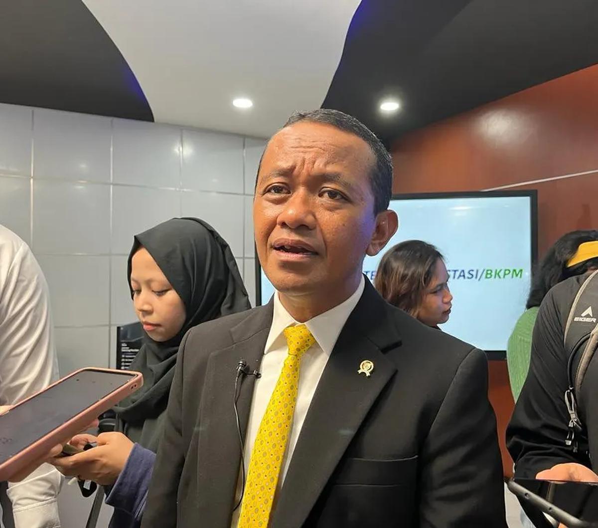 "Enggak alot (proses divestasi) sudah hampir selesai. Divestasinya diatur oleh Kementerian BUMN dan Mind ID," ujar Bahlil saat ditemui, Jakarta, Rabu (8/11).