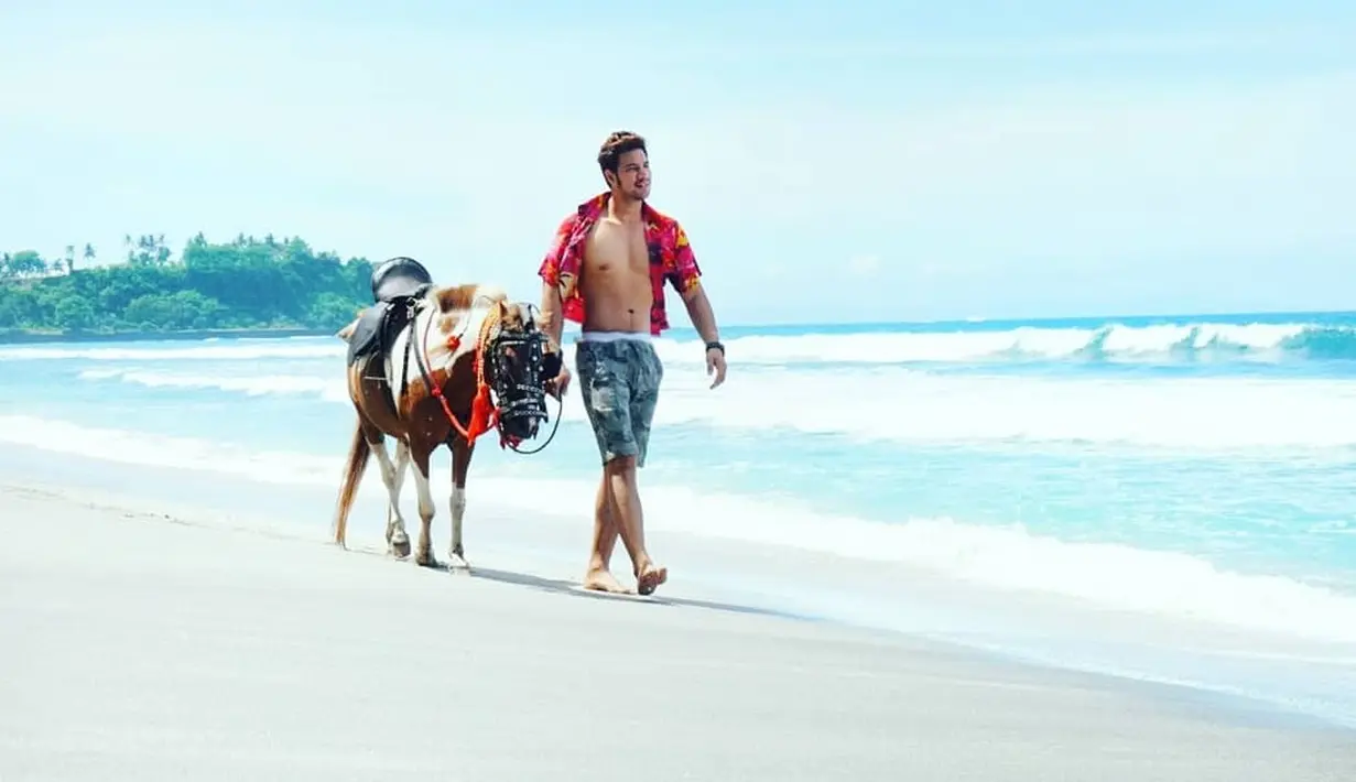 Meski tanpa Ranty Maria bersamanya, Ammar tetap terlihat bahagia dengan liburannya ini. Berada di tepi pantai, Ammar tampak sedang menggandeng seekor kuda yang sepertinya hendak ia tunggangi. (Instagram/ammarzoni)