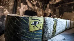 Kondisi peti mati (sarkofagus) berisi mumi yang diawetkan dengan baik dari seorang wanita bernama "Thuya"  di lokasi pemakaman Theban Al Assasif, di Kota Luxor, Sabtu (24/11). (Khaled DESOUKI/AFP)